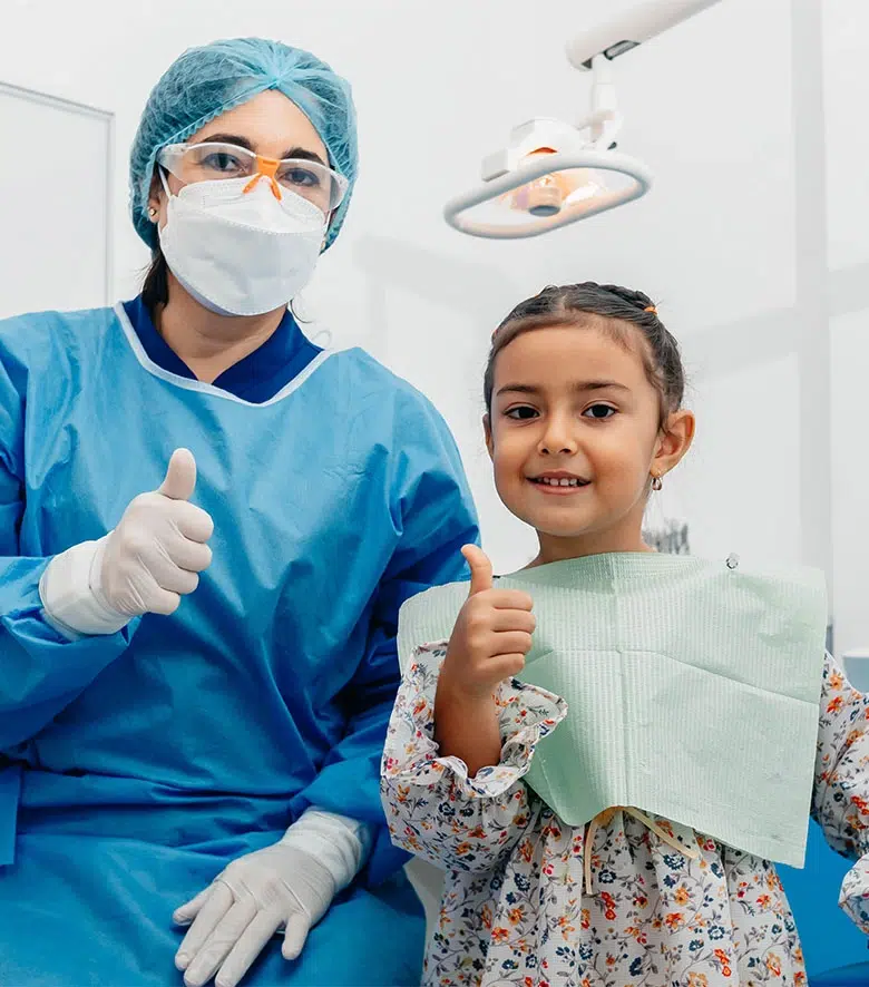 niña en consulta con dentista infantil en querétaro