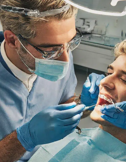 dentista realizando una endodoncia en querétaro