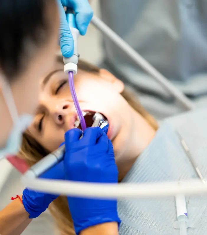 dentista revisando caries en querétaro